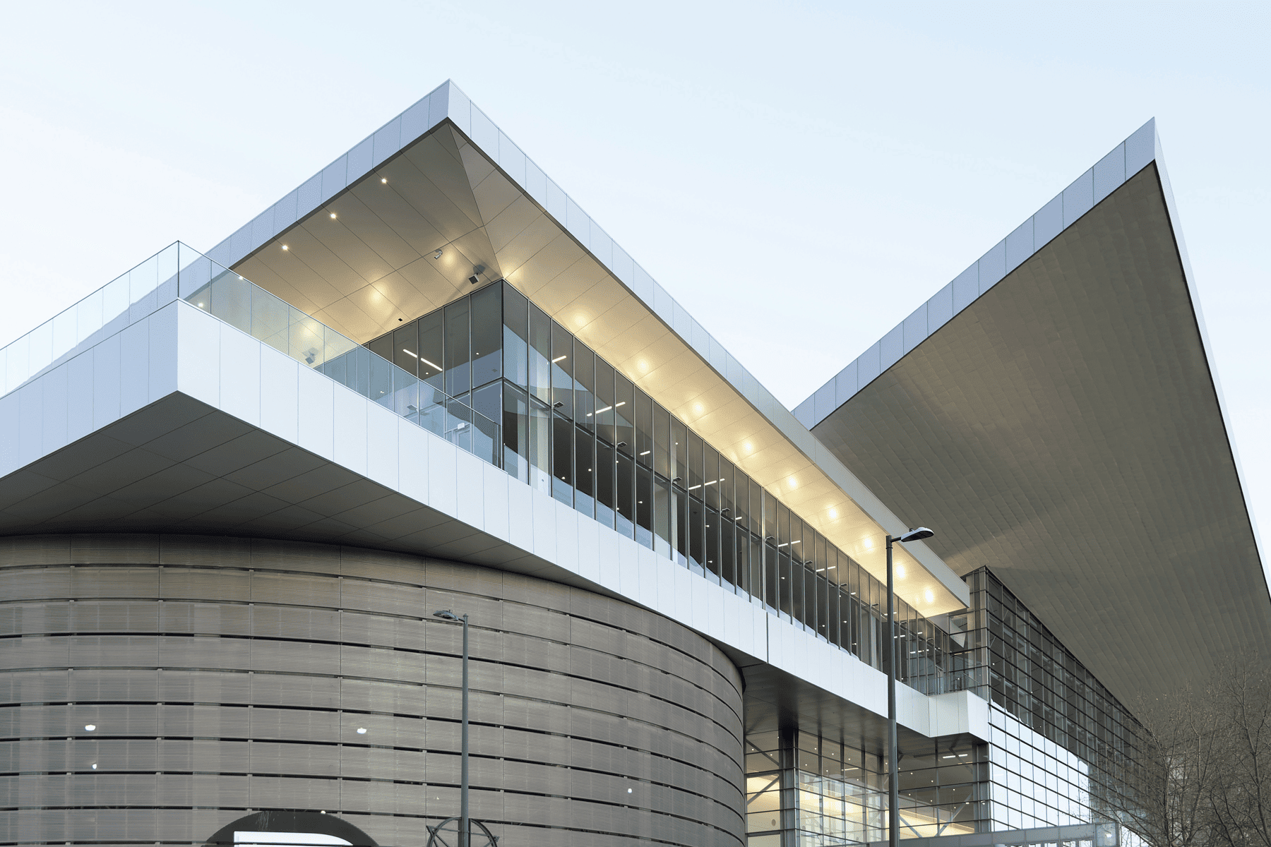 Modern glass railing system installed by Horizon Glass near me