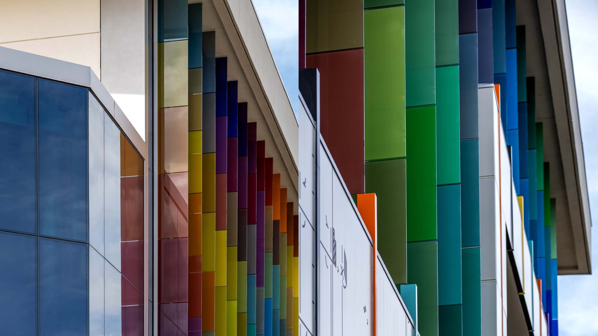 Horizon-Glass-Cleo-Parker-Robinson-Expansion-laminated-glass-fins