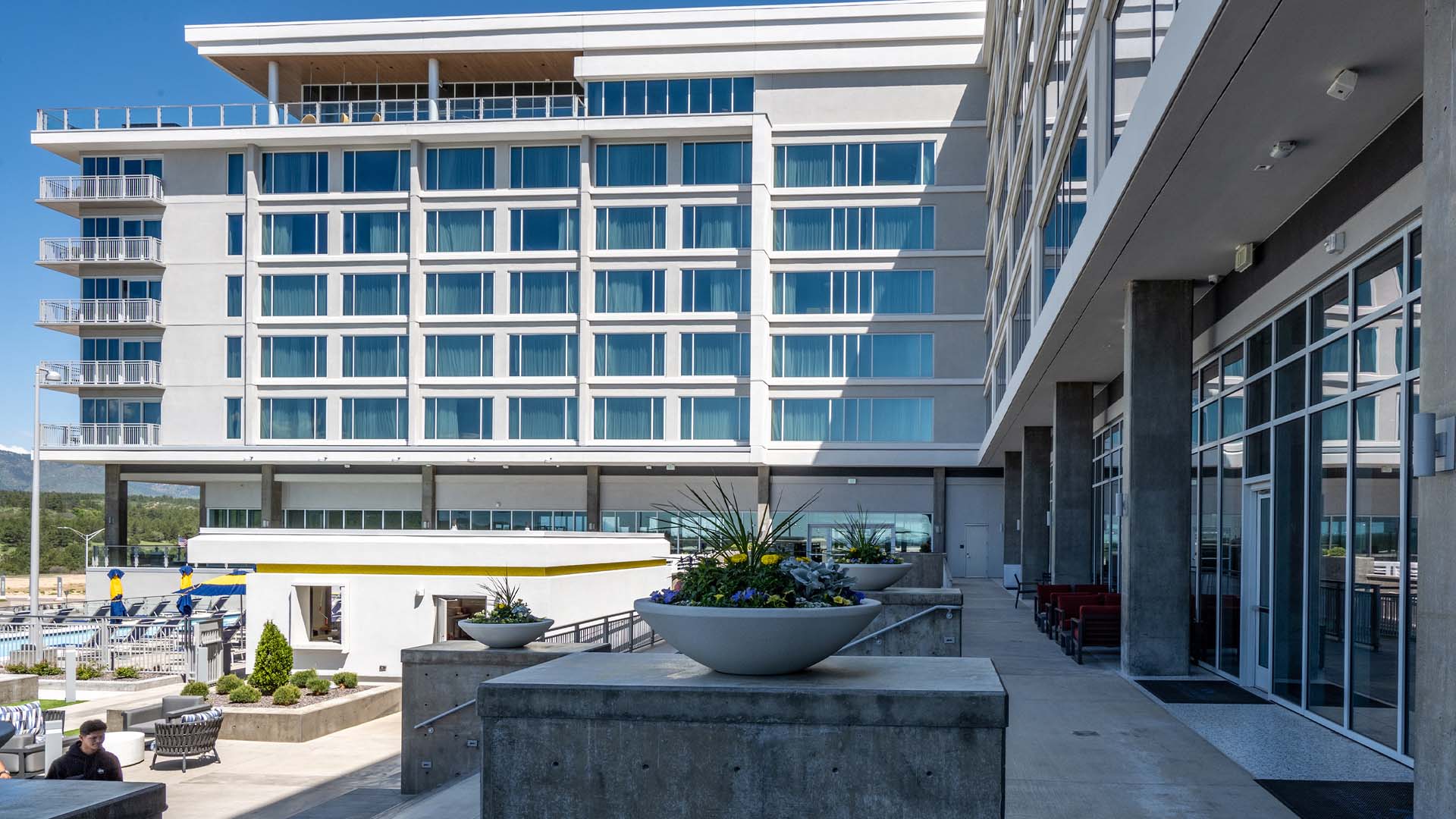 Horizon-Glass-Hotel-Paris-bar-windows-curtain-wall-windows